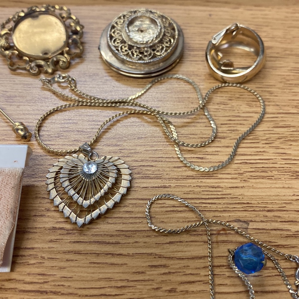 Collection of wear and repair gold tones jewelry